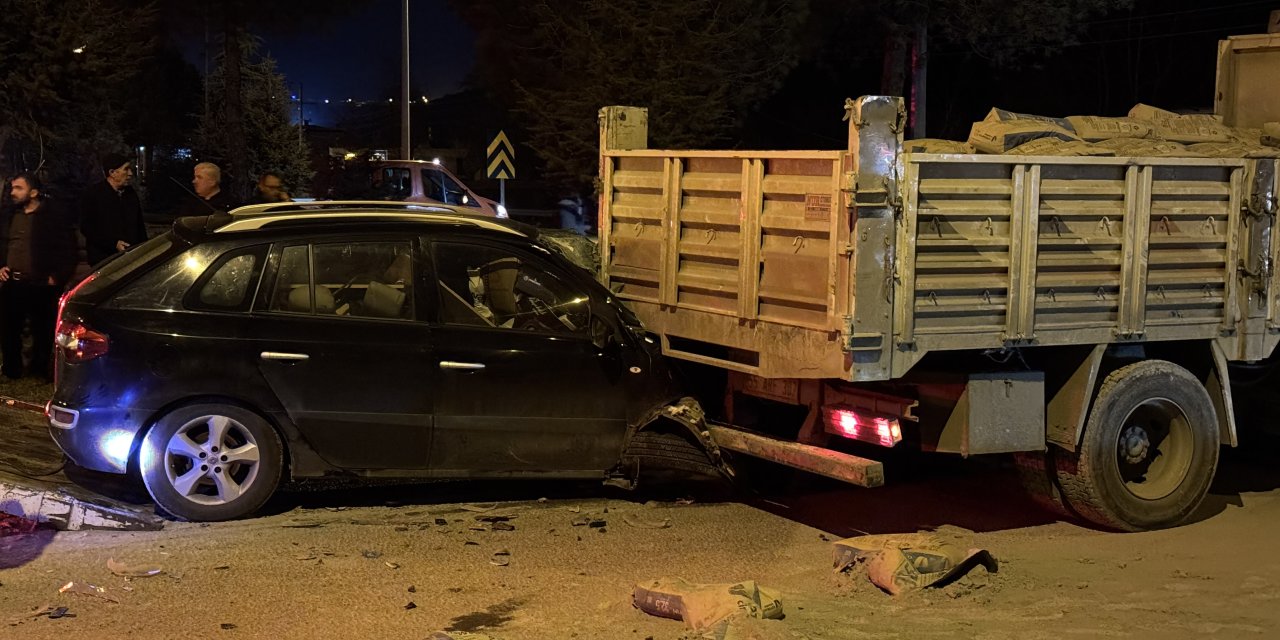 Kamyonla çarpışan cipteki 2 kişi yaralandı