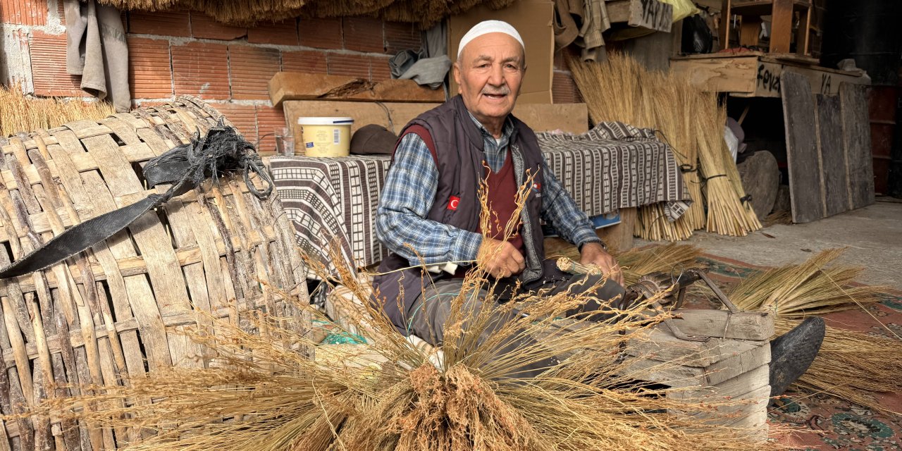 Süpürge yapımını 15 yıldır sürdürüyor