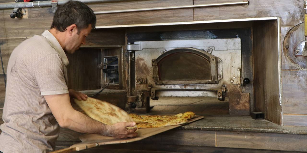 Fırın ustalarının 300 derece sıcakta pide mesaisi