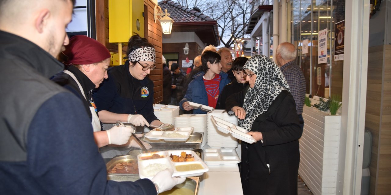 Ramazan ayı boyunca ücretsiz iftar hizmeti