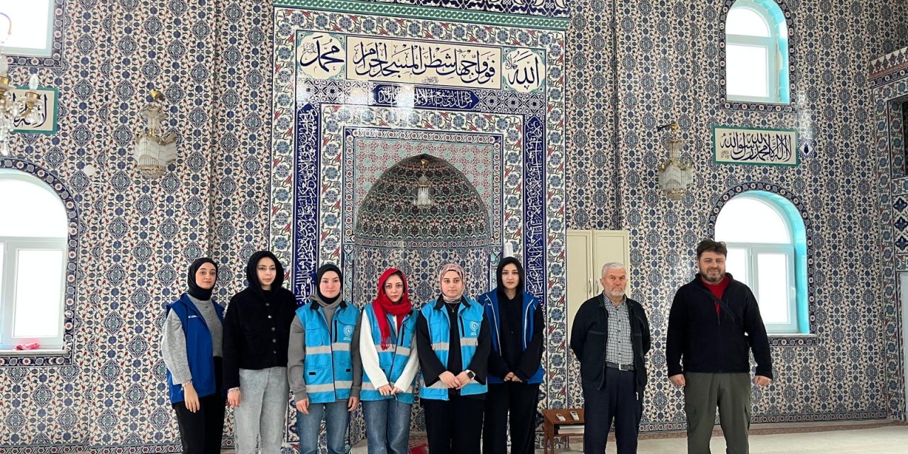 Alaçam Gençlik Merkezi gönüllüleri camilerde temizlik yapıyor