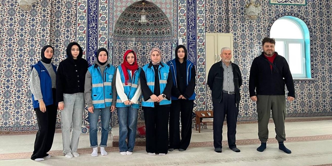 Gönüllüler camilerde temizlik çalışması yaptı