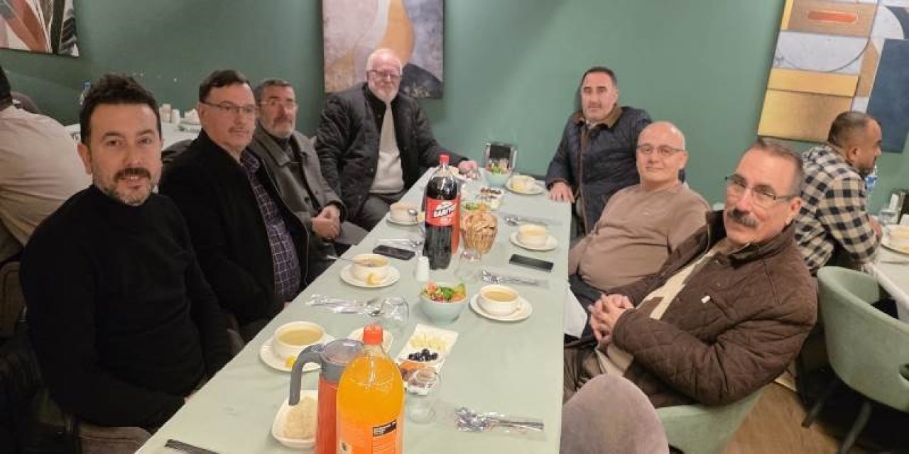 Dostlar iftar sofrasında buluştu