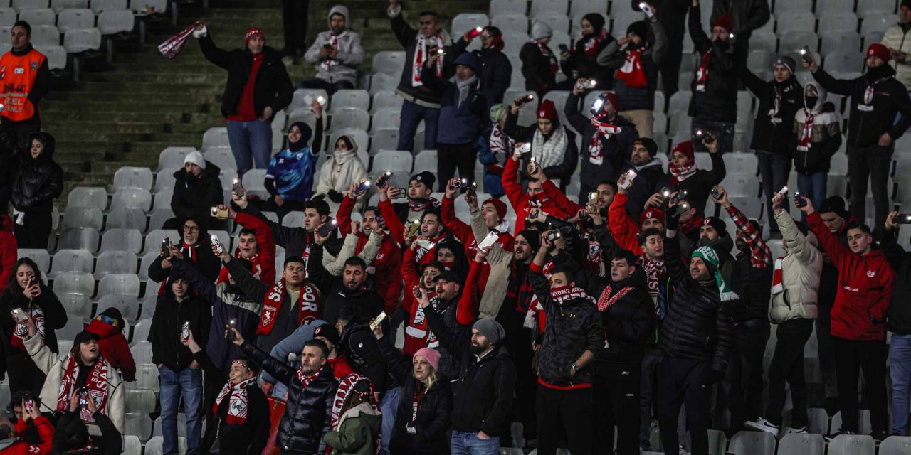 Yalnız bırakmadılar