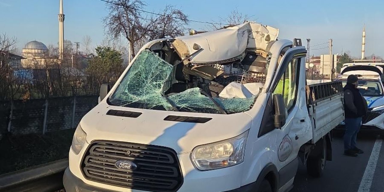 Kamyonet sürücüsü hayatını kaybetti