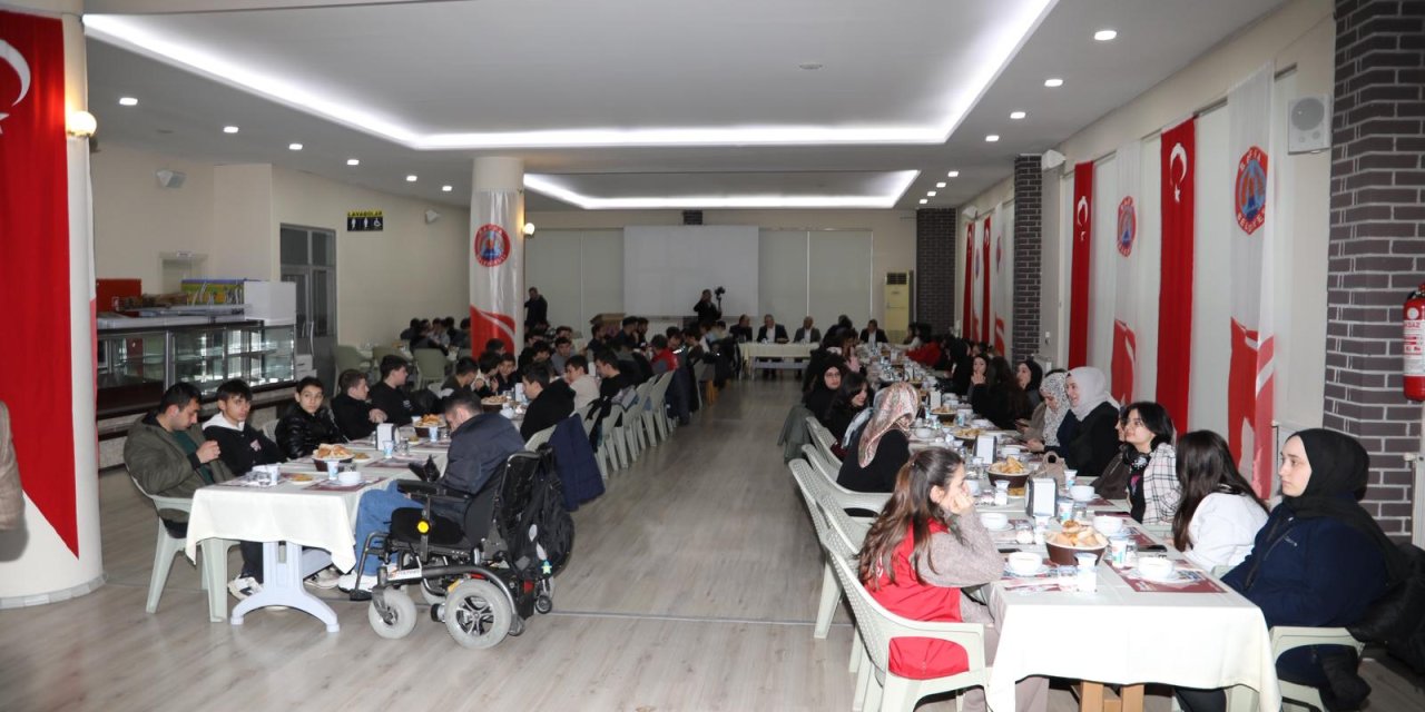 KYK'da kalan öğrencilere iftar verildi