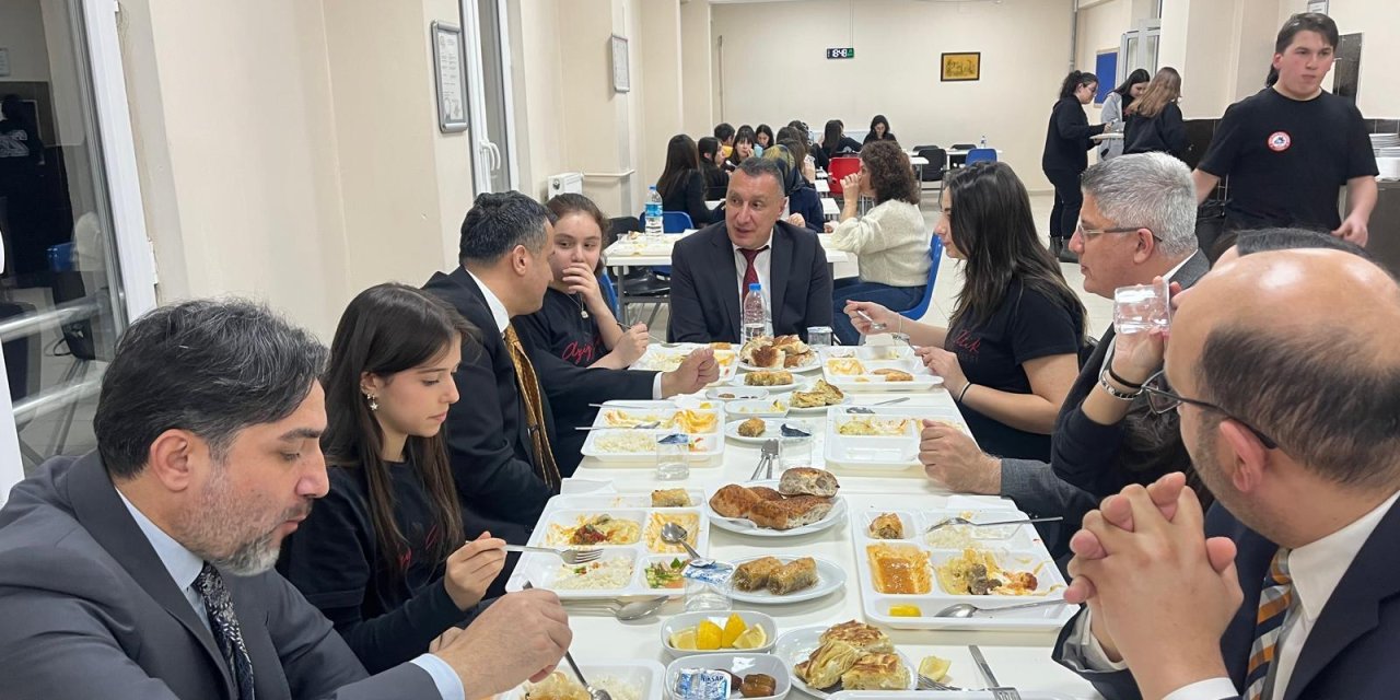 Başkan Doğan ve Müdür Ağar gençlerle iftarda buluştu