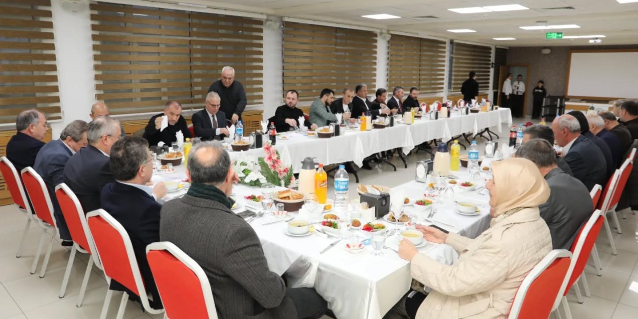 Meclis üyeleri ve parti başkanları ile iftarda bir araya geldi