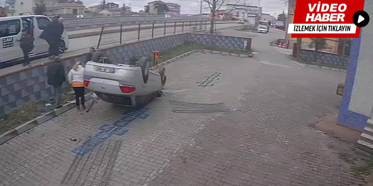 Otomobil caminin bahçesine devrildi