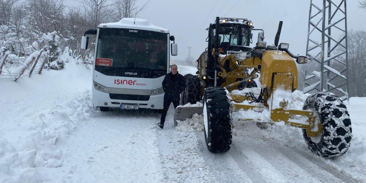 Salıpazarı’nda kar mesaisi devam ediyor