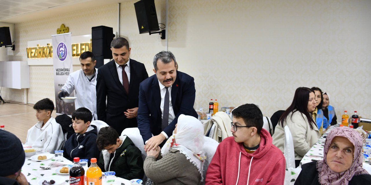 Yetim ve öksüz çocuklar için iftar programı düzenlendi