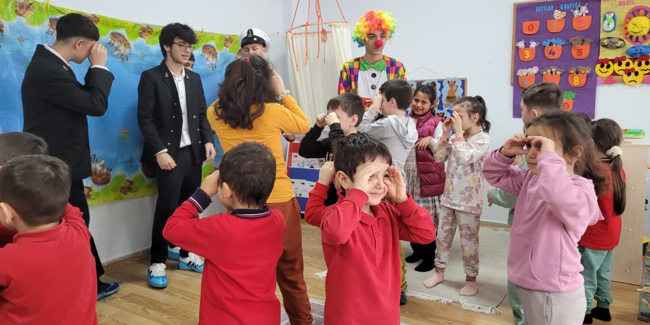 Lise öğrencileri anaokulu öğrencilerine tiyatro gösterisi sunuyor