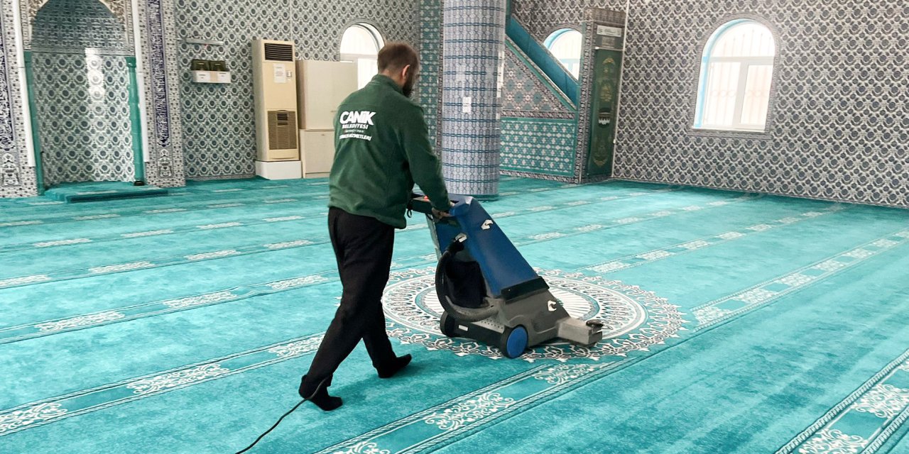 Camilerde temizlik çalışmaları devam ediyor