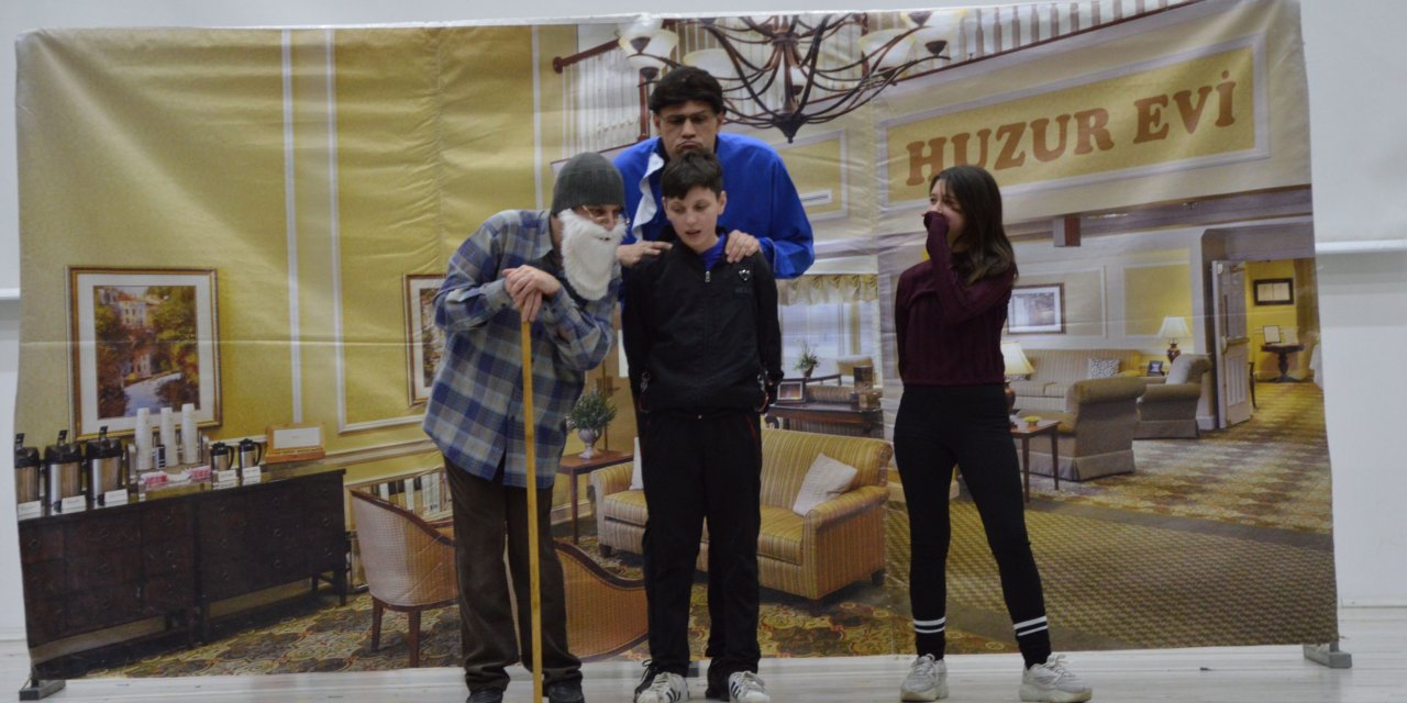 Tablet Ahmet iki günde 10 kez sahneledi