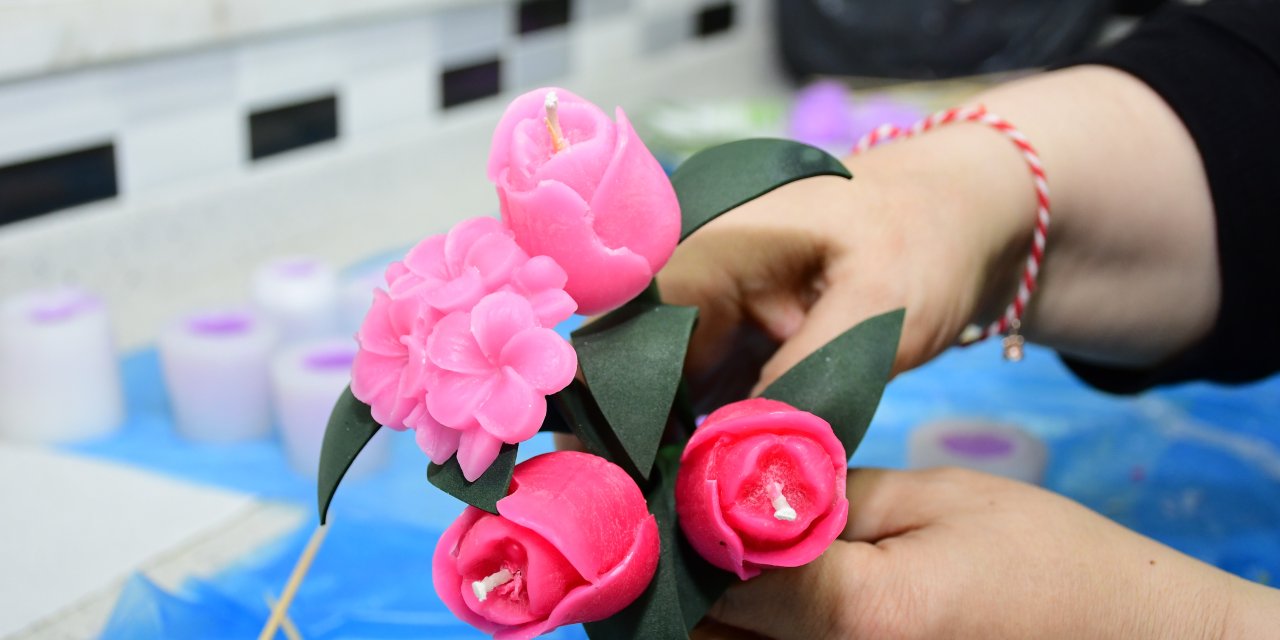 Samsun'da kadınlar mumdan çiçek ve hediyelik eşya üretiyor