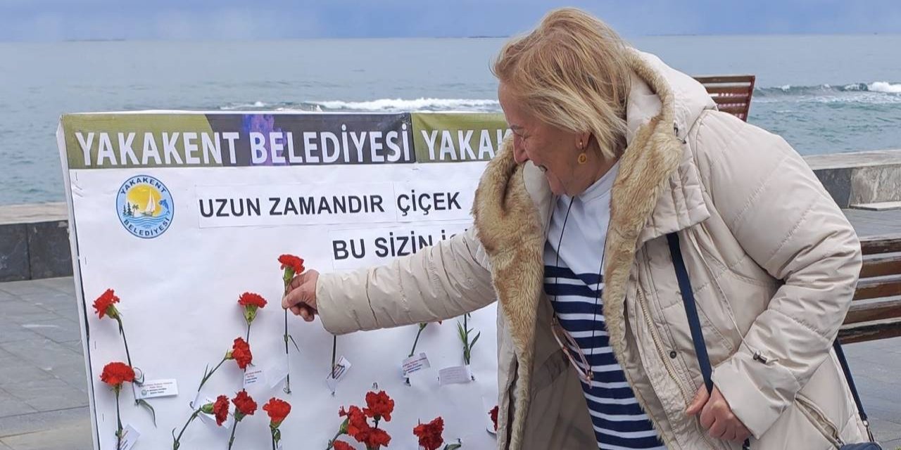 Yakakent Belediyesinden kadınlara çiçek sürprizi