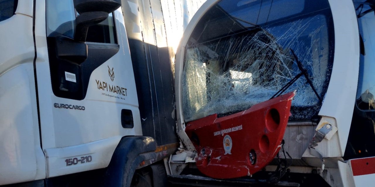 Tramvay ile kamyon çarpıştı: 3 yaralı