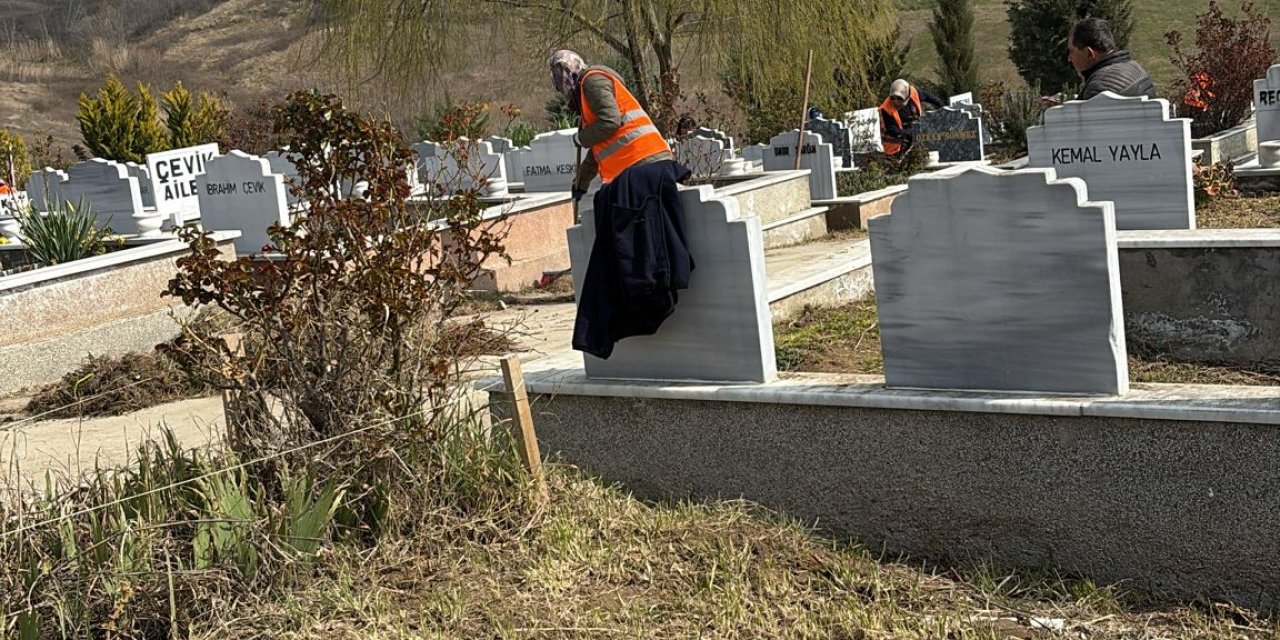 Bayram öncesi mezarlıklarda temizlik mesaisi
