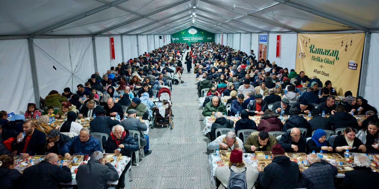 Binlerce kişi iftar sofralarında buluşuyor