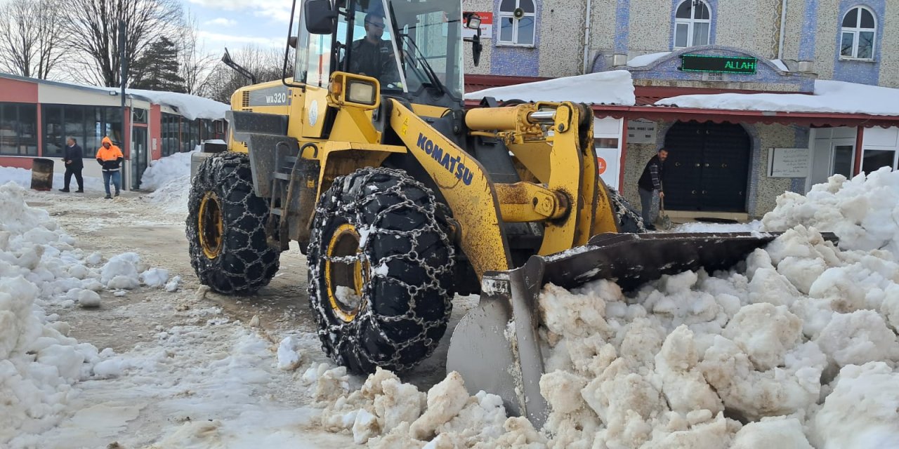 Salıpazarı'nda ekiplerin karla mücadelesi sürüyor