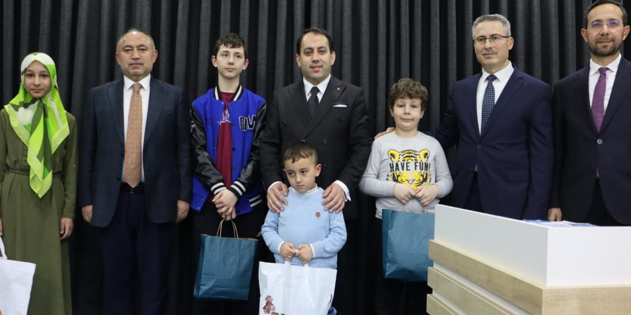 Teravih’e katılan çocuklara ödül