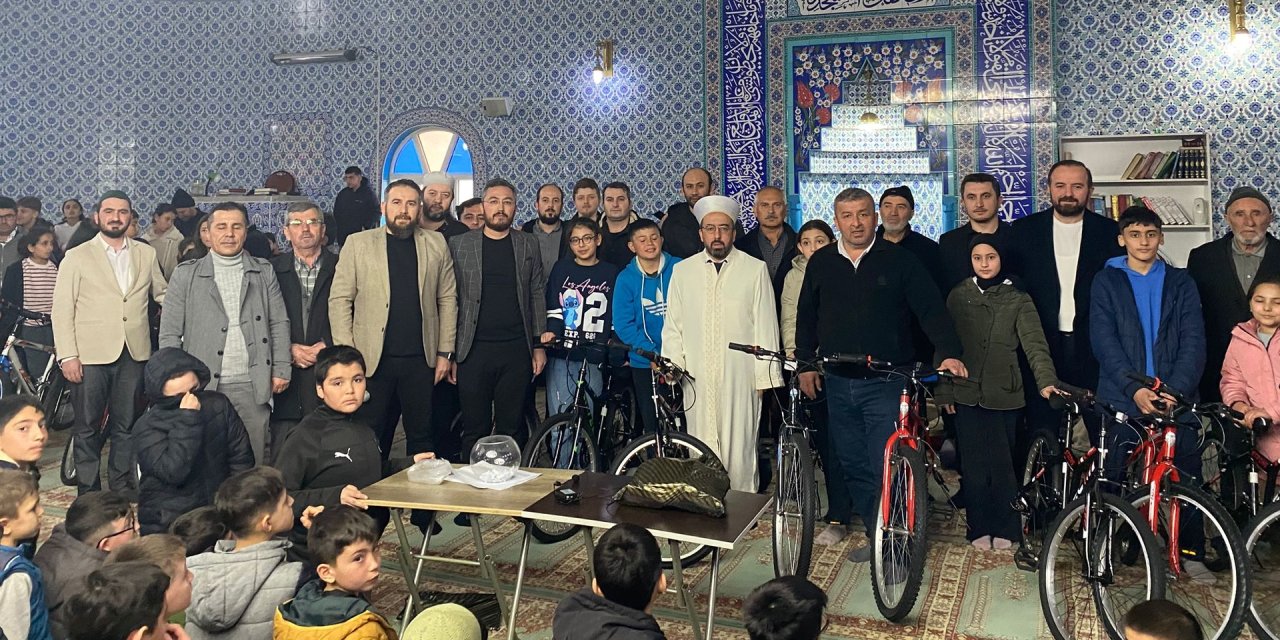 500 çocuğa hediye takdim edildi