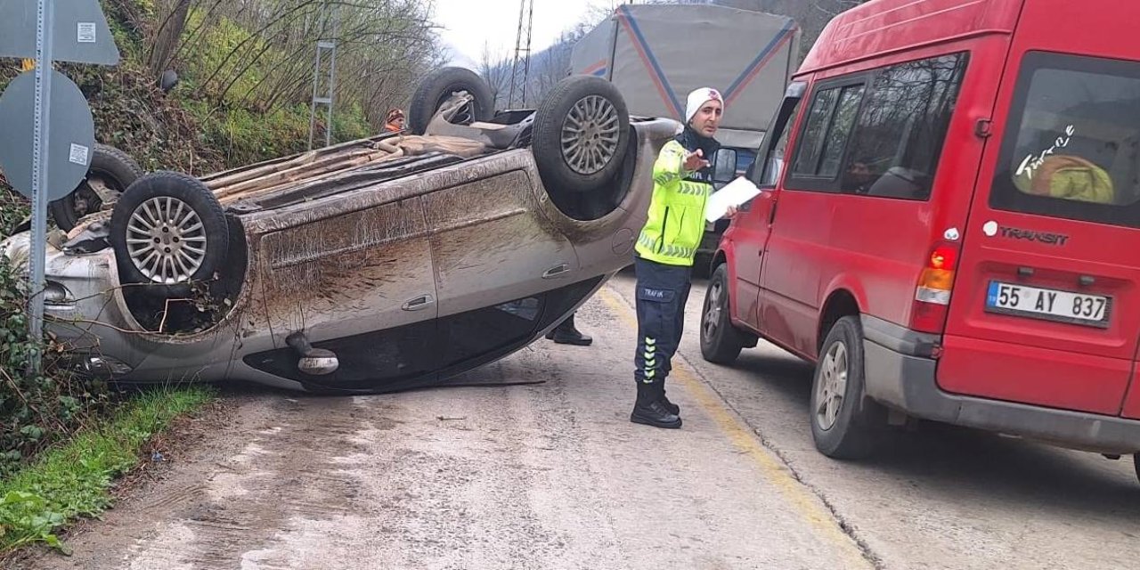 Samsun'da devrilen otomobildeki 2 kişi yaralandı