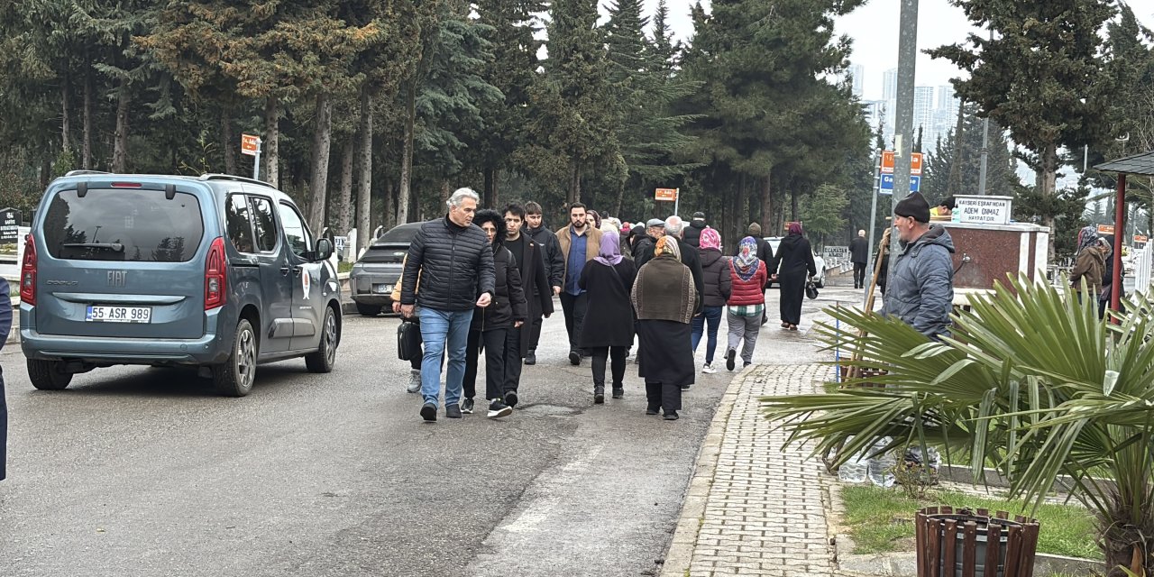 Bayram arifesinde mezarlıklar ziyaret edildi