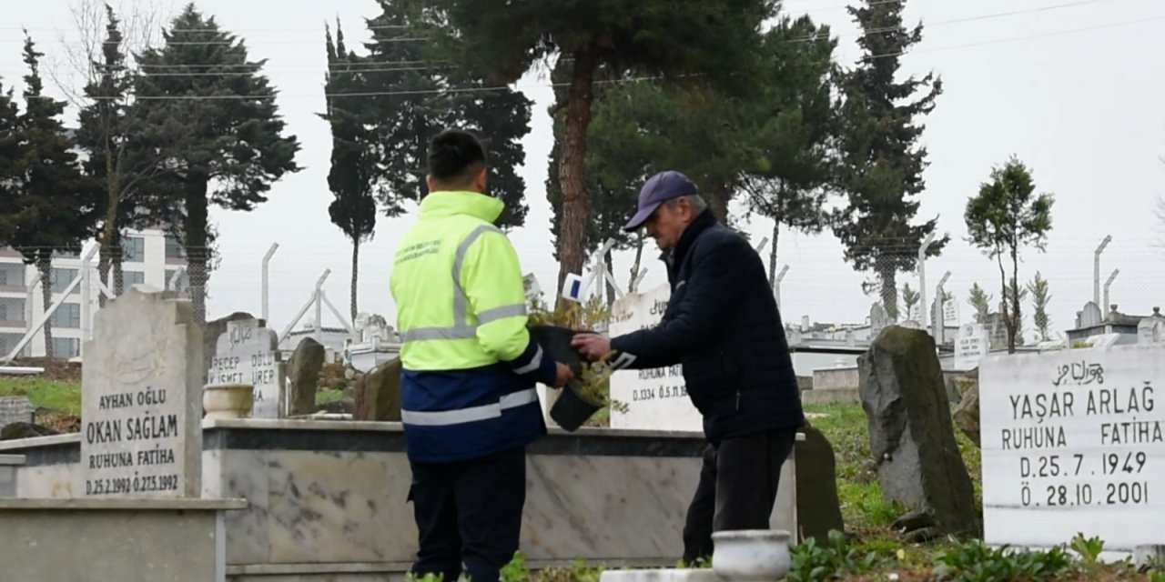 Kabir ziyaretçilerine çiçek dağıtıldı