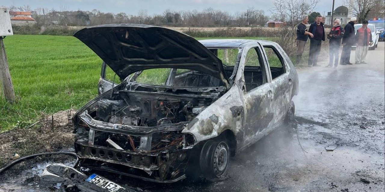 Yanan otomobil kullanılamaz hale geldi