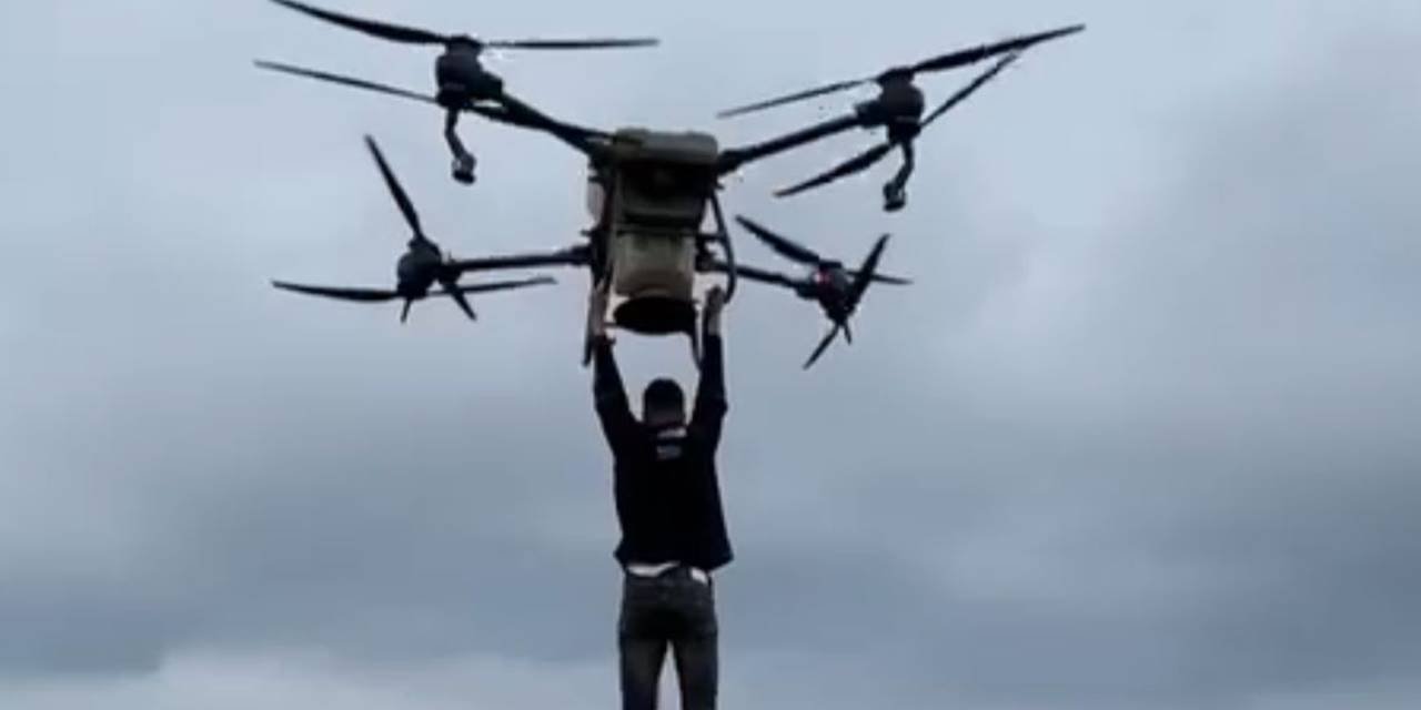 Drona tutunarak tarlanın diğer tarafına geçti