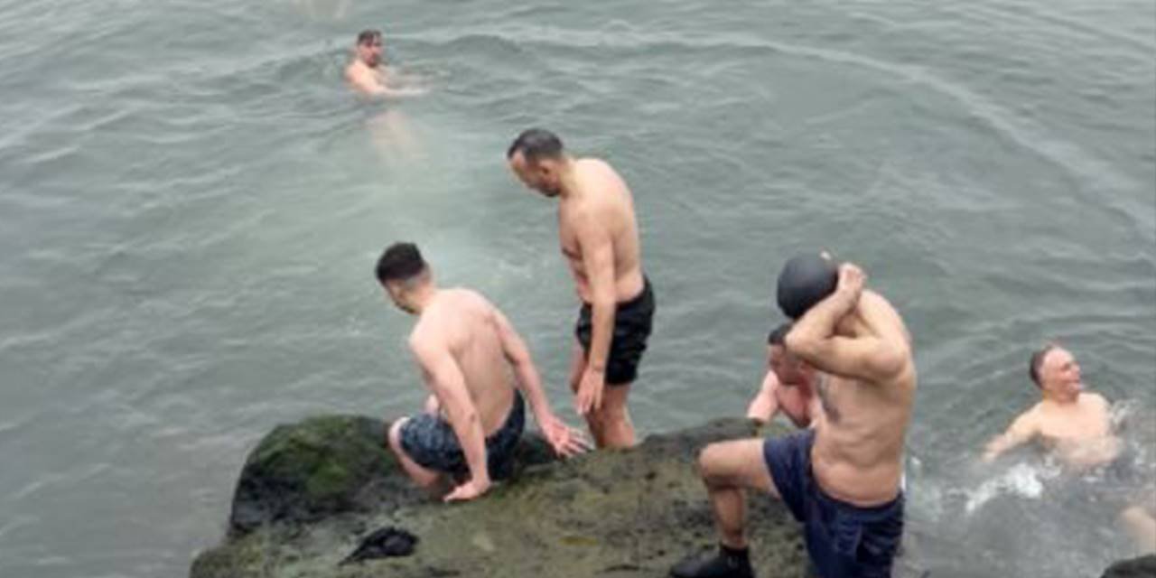 10 derece sıcaklıkta denize girdiler