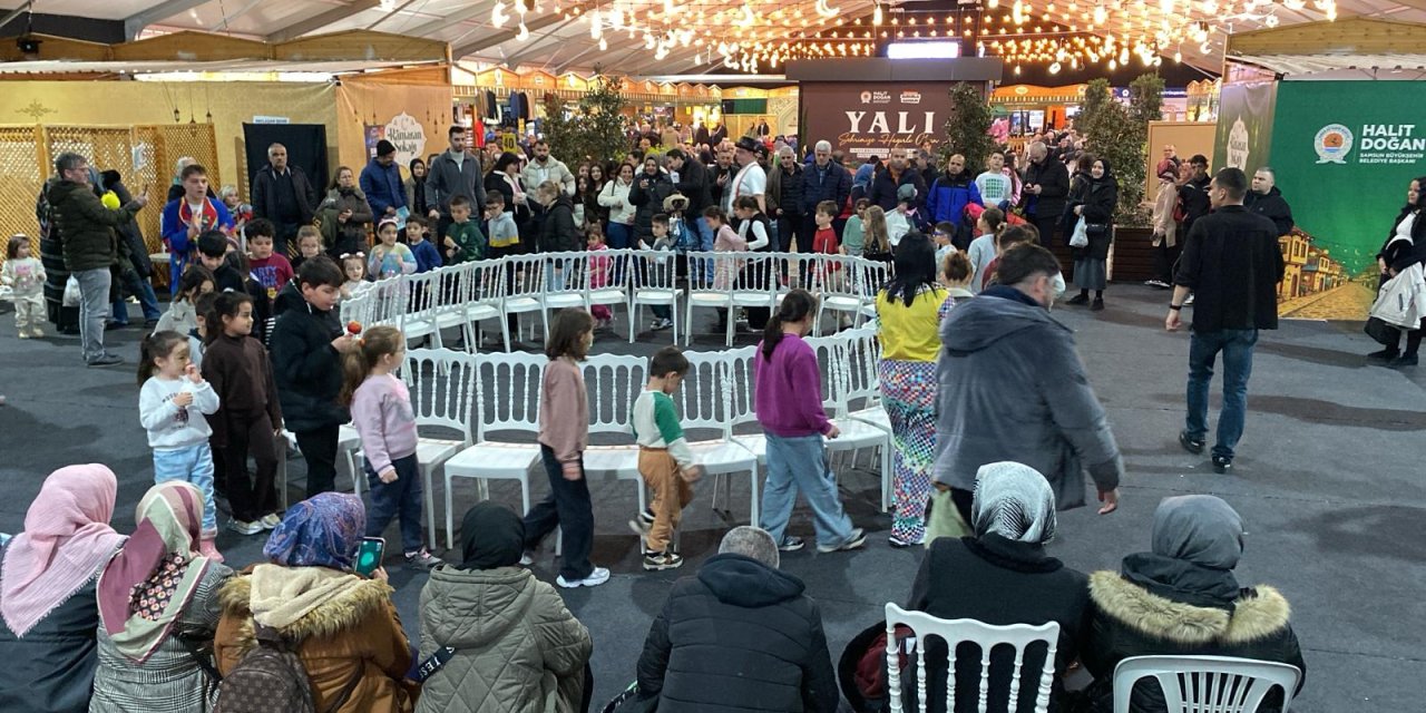 Bayram Sokağı yoğun ilgi görüyor
