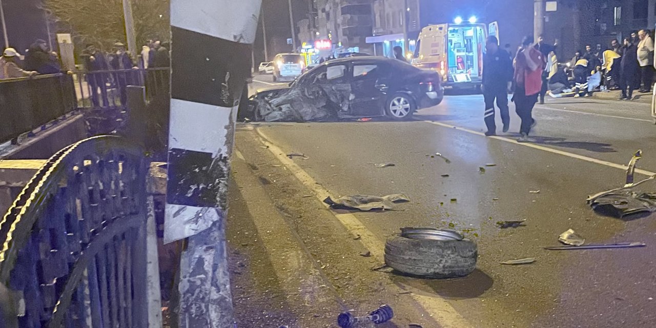 Köprü korkuluğuna çarpan araçtaki 2 kişi yaralandı