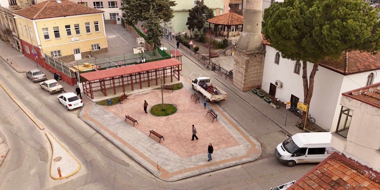 Ayakkabı boyacıları için modern lostra alanı inşa ediliyor