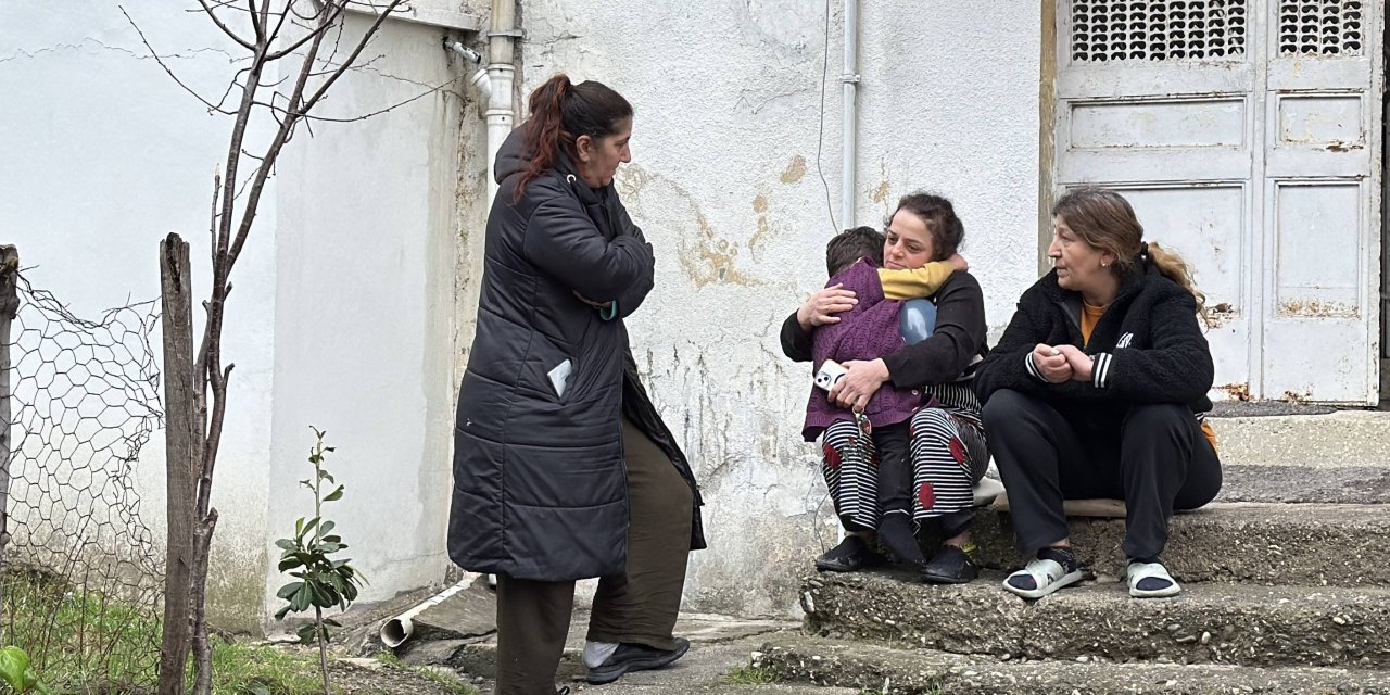 Evde tek kalan çocuk çakmakla oynarken evi yaktı