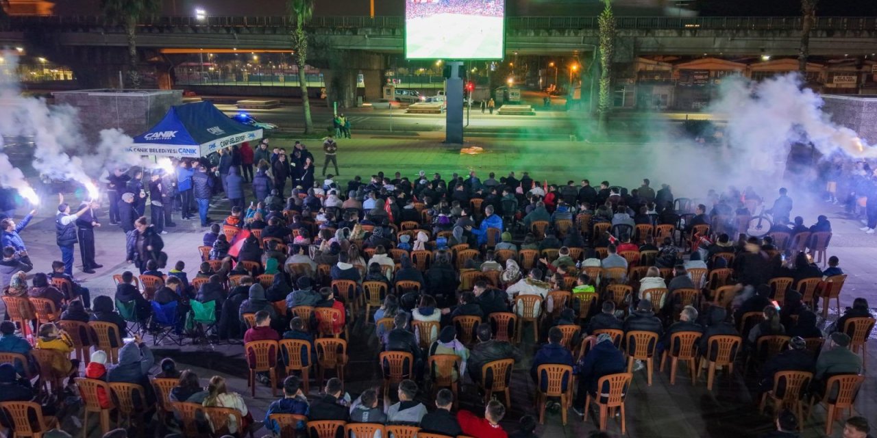 Milli maç heyecanı dev ekranla paylaşıldı