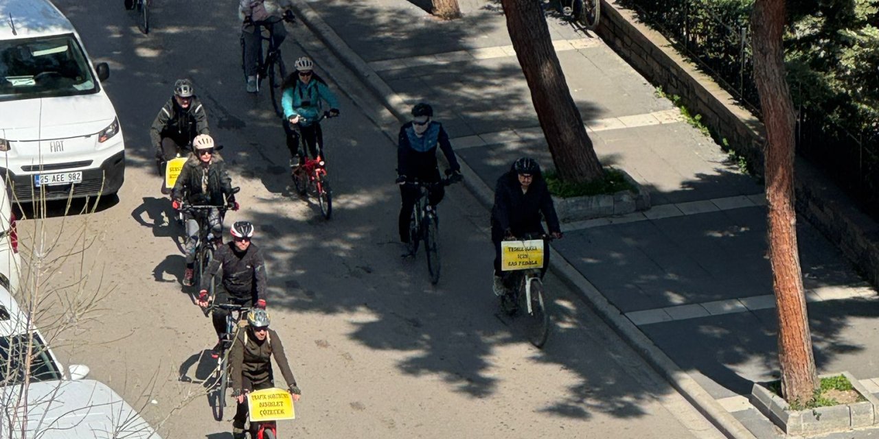 Bisikletliler trafikte görünür olmak için pedal çevirdi