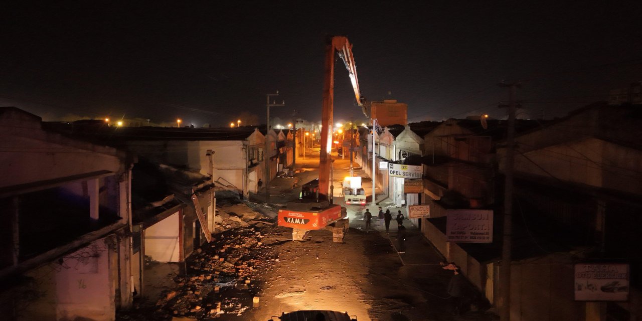 Tahliye ve yıkım çalışmaları sürüyor