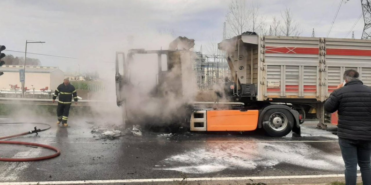 Seyir halindeki tırda çıkan yangın söndürüldü