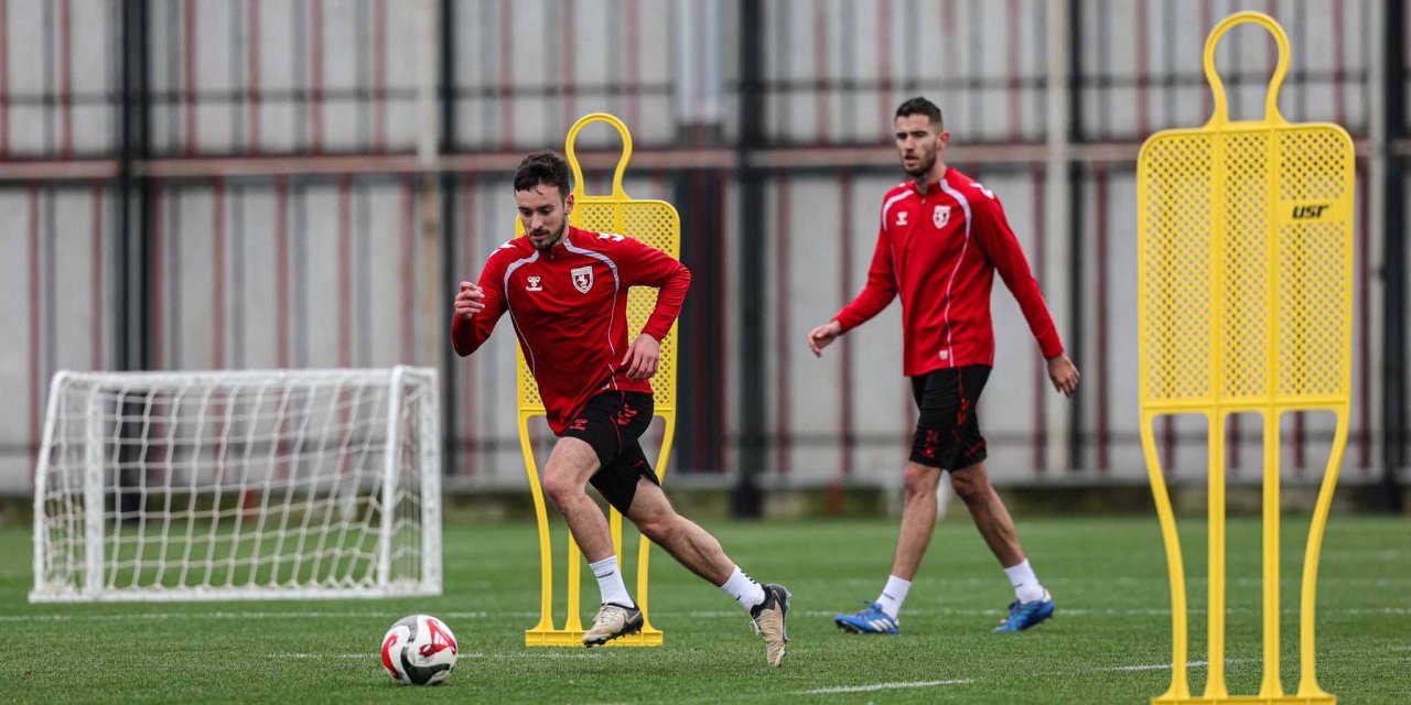 Takımla birlikte çalışmalarını sürdürüyor