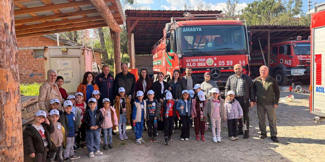 Minik öğrenciler fidan dikerek doğayla buluştu