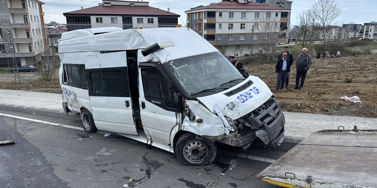 Samsun'da devrilen servis minibüsündeki 1 kişi yaralandı