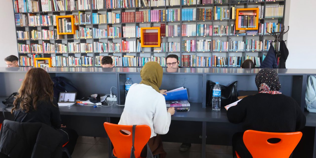 Canik Halk Kütüphanesi gençlerle dolup taşıyor