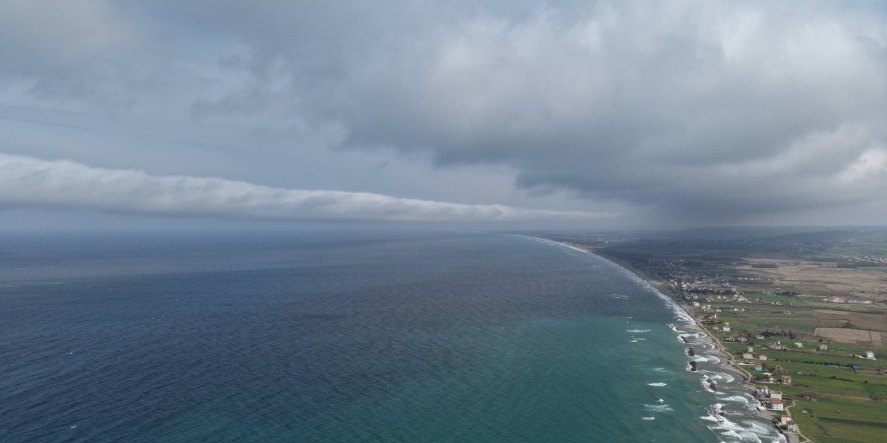 Samsun'da nadir görülen rulo bulut oluştu
