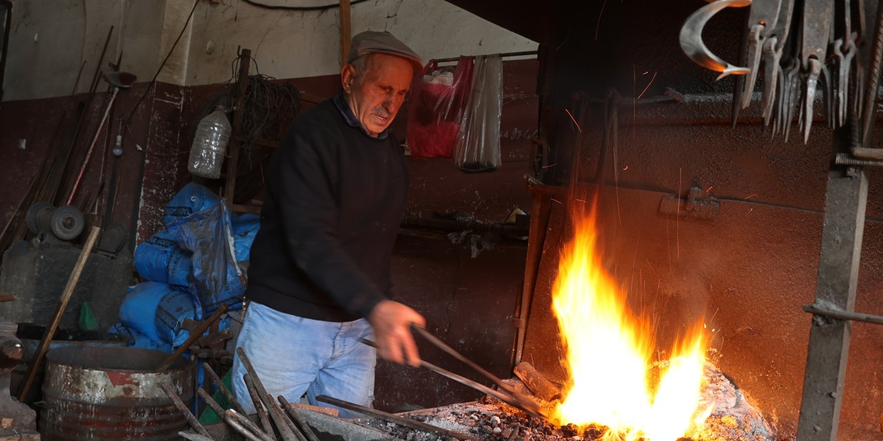 81 yıldır örs başında demir dövüyor