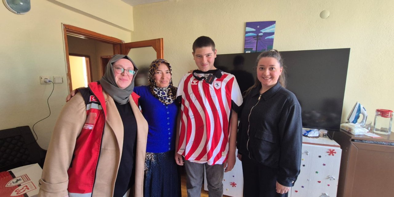 Otizmli sporcuya Samsunspor forması hediye edildi