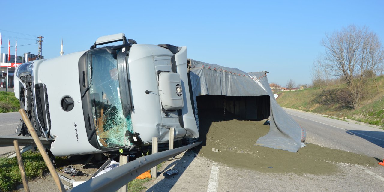 Samsun'da devrilen tırın sürücüsü yaralandı