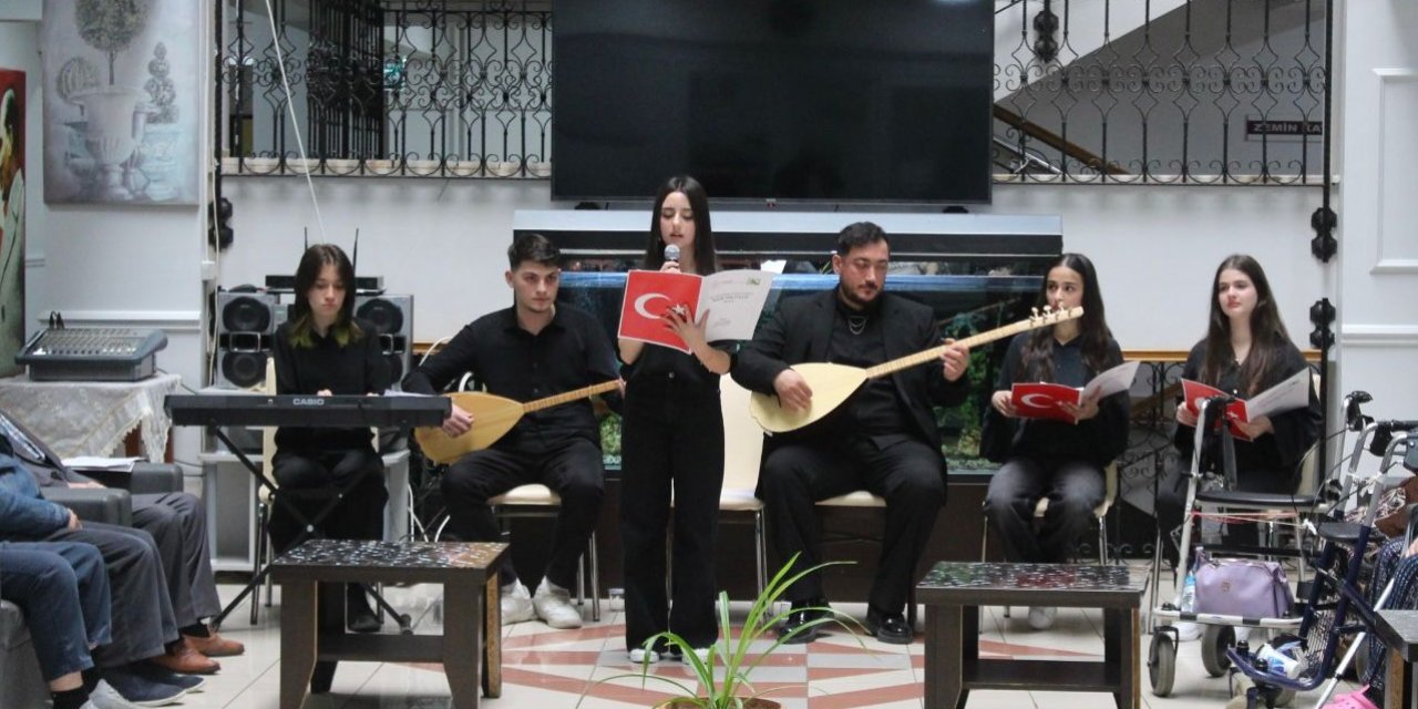 Lise öğrencileri yer aldıkları koro ile milli ve manevi değerlerle de buluşuyor