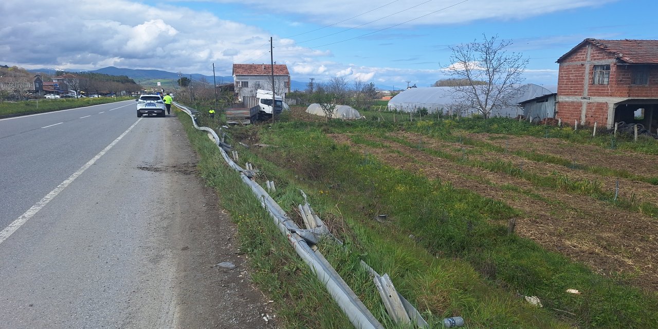 Samsun'da tarlaya giren tırın sürücüsü yaralandı
